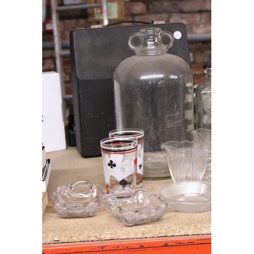 809 - A QUANTITY OF GLASSWARE TO INCLUDE A DEMI-JOHN, BOWLS, VASES, GLASSES, JUGS, ETC