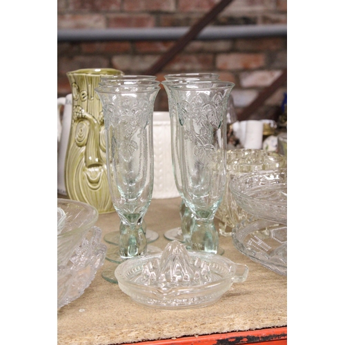 809 - A QUANTITY OF GLASSWARE TO INCLUDE A DEMI-JOHN, BOWLS, VASES, GLASSES, JUGS, ETC