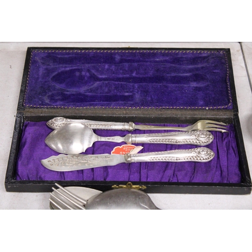 822 - A QUANTITY OF VINTAGE FLATWARE TO INCLUDE A BOXED SERVING SET