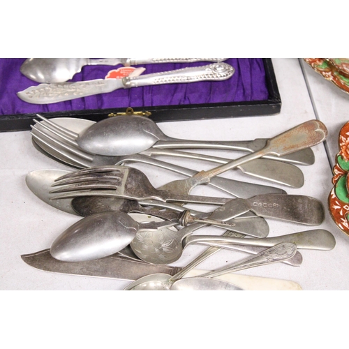 822 - A QUANTITY OF VINTAGE FLATWARE TO INCLUDE A BOXED SERVING SET