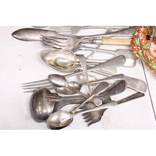 822 - A QUANTITY OF VINTAGE FLATWARE TO INCLUDE A BOXED SERVING SET