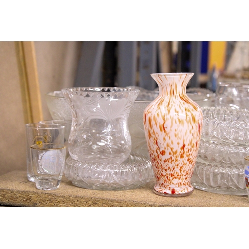 838 - A QUANTITY OF GLASSWARE TO INCLUDE VASES, LARGE BOWLS, GLASSES, ETC