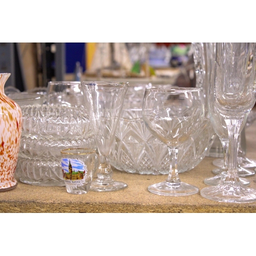 838 - A QUANTITY OF GLASSWARE TO INCLUDE VASES, LARGE BOWLS, GLASSES, ETC