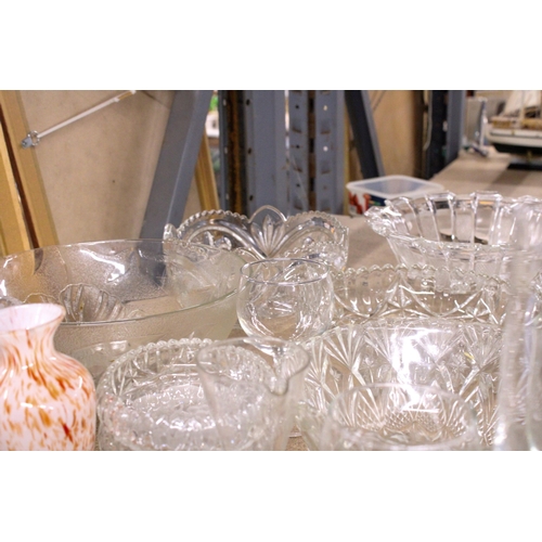 838 - A QUANTITY OF GLASSWARE TO INCLUDE VASES, LARGE BOWLS, GLASSES, ETC