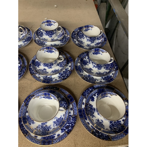 900 - A VINTAGE BLUE AND WHITE TEASET TO INCLUDE CAKE PLATES, SUGAR BOWL, CREAM JUG, CUPS, SAUCERS AND SID... 