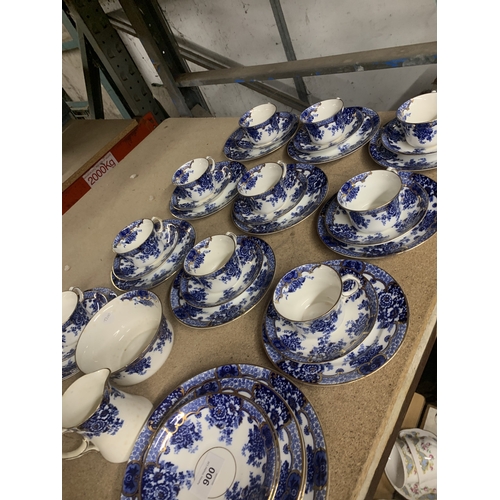 900 - A VINTAGE BLUE AND WHITE TEASET TO INCLUDE CAKE PLATES, SUGAR BOWL, CREAM JUG, CUPS, SAUCERS AND SID... 