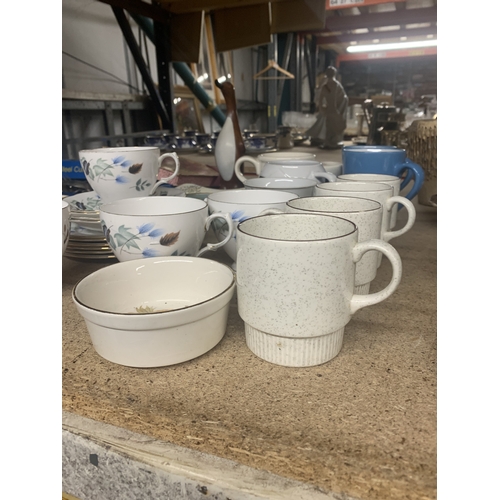 941 - A QUANTITY OF TEAWARE TO INCLUDE COLCLOUGH CUOS, SAUCERS AND SIDE PLATES, VARIOUS OTHER CUPS AND A W... 