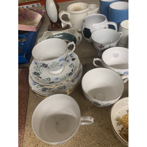 941 - A QUANTITY OF TEAWARE TO INCLUDE COLCLOUGH CUOS, SAUCERS AND SIDE PLATES, VARIOUS OTHER CUPS AND A W... 