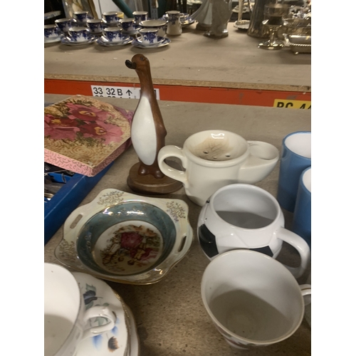 941 - A QUANTITY OF TEAWARE TO INCLUDE COLCLOUGH CUOS, SAUCERS AND SIDE PLATES, VARIOUS OTHER CUPS AND A W... 