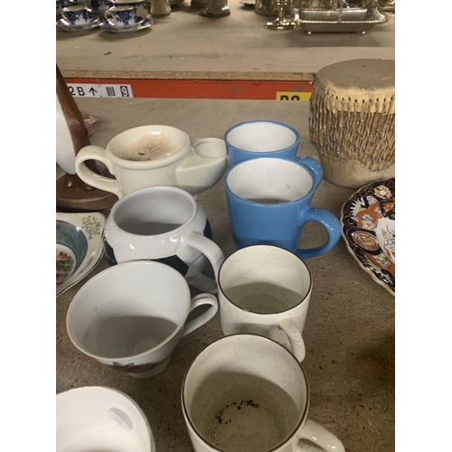 941 - A QUANTITY OF TEAWARE TO INCLUDE COLCLOUGH CUOS, SAUCERS AND SIDE PLATES, VARIOUS OTHER CUPS AND A W... 