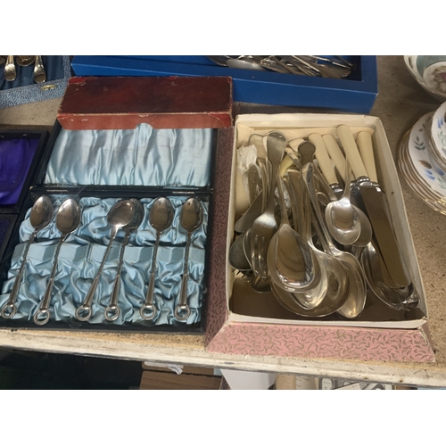 942 - A QUANTITY OF VINTAGE FLATWARE, MAINLY IN CASES TO INCLUDE A HORN HANDLED CARVING SET