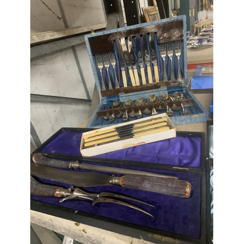 942 - A QUANTITY OF VINTAGE FLATWARE, MAINLY IN CASES TO INCLUDE A HORN HANDLED CARVING SET