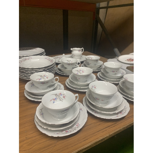 946 - A POLISH CHINA TEASET TO INCLUDE DINNER PLATES, SOUP BOWLS, A SERVING PLATE, CUPS, SAUCERS, SIDE PLA... 