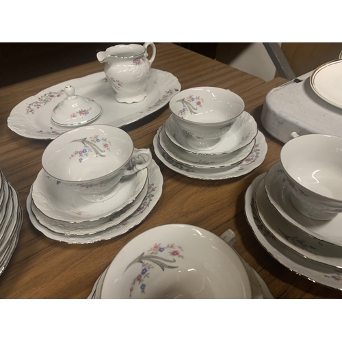 946 - A POLISH CHINA TEASET TO INCLUDE DINNER PLATES, SOUP BOWLS, A SERVING PLATE, CUPS, SAUCERS, SIDE PLA... 