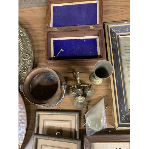 949 - A MIXED LOT TO INCLUDE A COPPER CHARGER, BRASS CHARGER, FRAMED BIRD FEATHER PICTURES, BRASSWARE, A C... 