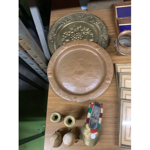 949 - A MIXED LOT TO INCLUDE A COPPER CHARGER, BRASS CHARGER, FRAMED BIRD FEATHER PICTURES, BRASSWARE, A C... 