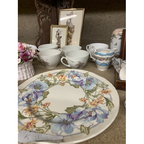 961 - A MIXED LOT OF CERAMICS TO INCLUDE FLORAL POSIES, ROYAL DOULTON TEACUPS, A LIBERTY PLATE, PRINTS, BO... 