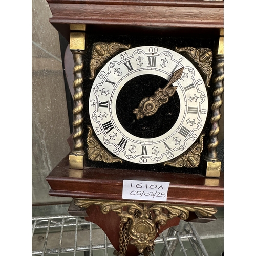 1610A - A DECORATIVE WALL CLOCK WITH BRASS DETAIL