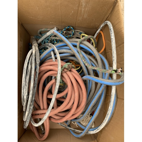 1831 - AN ASSORTMENT OF HOSE PIPE AND ROPE