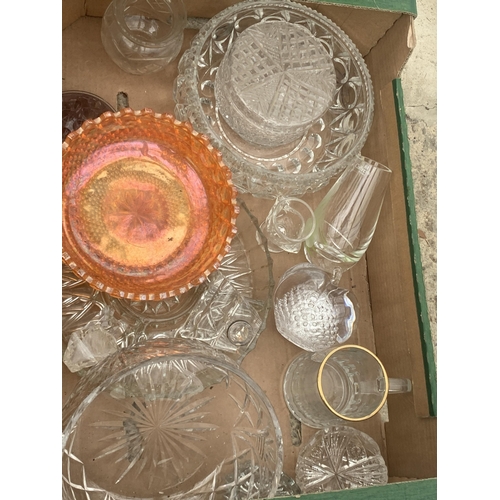 1850 - AN ASSORTMENT OF GLASSWARE TO INCLUDE BOWLS AND VASES ETC