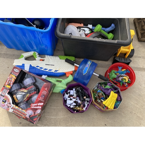 1998 - AN ASSORTMENT OF TOYS TO INCLUDE WATER PISTOLS AND VEHICLES ETC