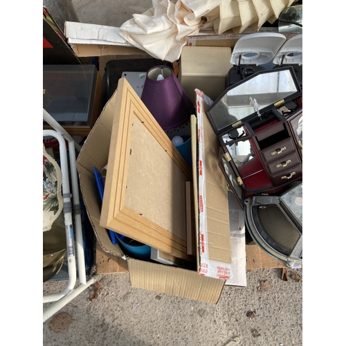 2285 - AN ASSORTMENT OF VARIOUS HOUSEHOLD CLEARANCE ITEMS