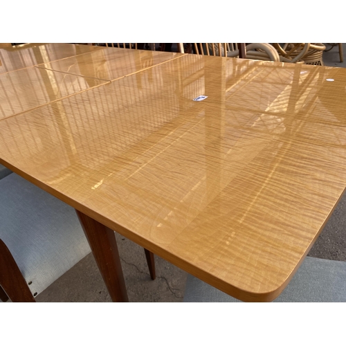 2501A - A RETRO MAPLE EXTENDING DINING TABLE, 56