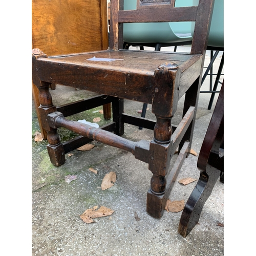 2586 - AN 18TH CENTURY OAK DINING CHAIR WITH CARVED FOLIATE BACK PANEL