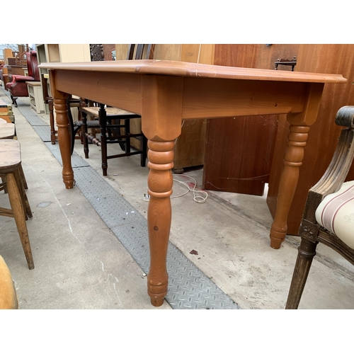 2602 - A PINE KITCHEN TABLE ON TURNED LEGS, 55