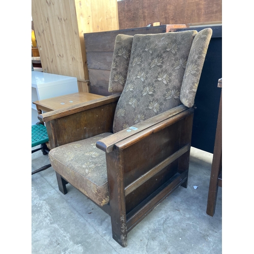 2768 - A MID 20TH CENTURY OAK RECLINER CHAIR