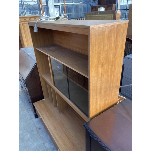 2784 - A SCHREIBER RETRO TEAK LOUNGE UNIT WITH TWO GLASS SLIDING DOORS, 48