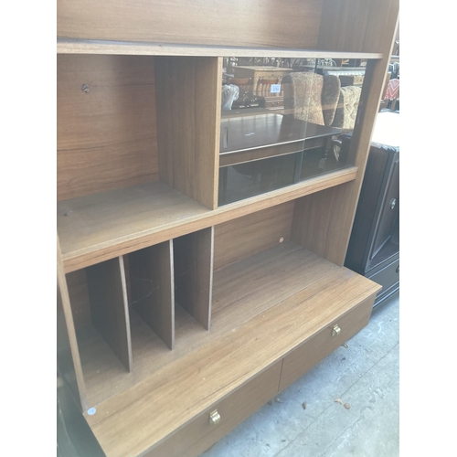 2784 - A SCHREIBER RETRO TEAK LOUNGE UNIT WITH TWO GLASS SLIDING DOORS, 48