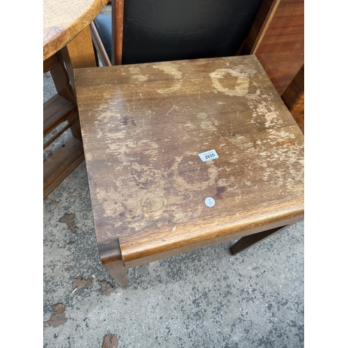 2835 - A MID 20TH CENTURY MAHOGANY LAMP TABLE