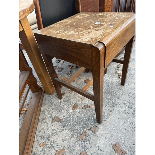 2835 - A MID 20TH CENTURY MAHOGANY LAMP TABLE