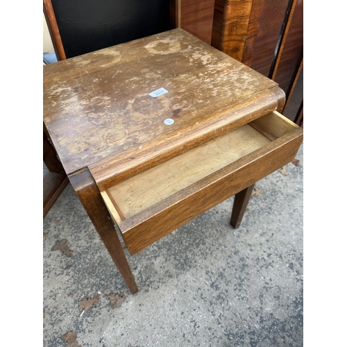 2835 - A MID 20TH CENTURY MAHOGANY LAMP TABLE