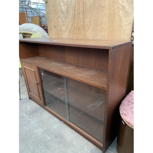 2867 - A RETRO BOOKCASE ENCLOSING CUPBOARD AND TWO GLASS SLIDING DOORS, 48