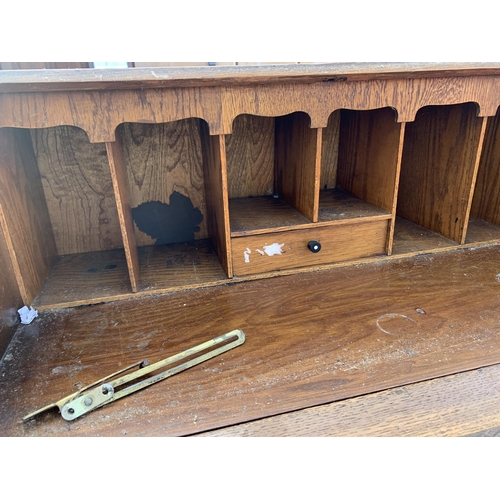 2891 - A MID 20TH CENTURY OAK BUREAU, 30