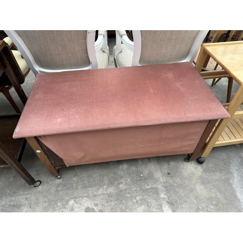 3135 - A MID 20TH CENTURY OAK TWO-TIER TROLLEY AND PADDED BLANKET CHEST