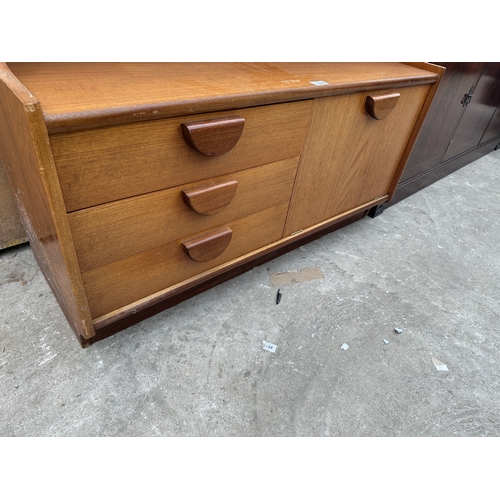 3231 - A RETRO TEAK OPEN LOUNGE UNIT WITH THREE DRAWERS AND CUPBOARD TO THE BASE 40