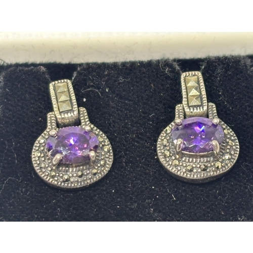 569 - A PAIR OF SILVER AND AMETHYST EARRINGS IN A PRESENTATION BOX