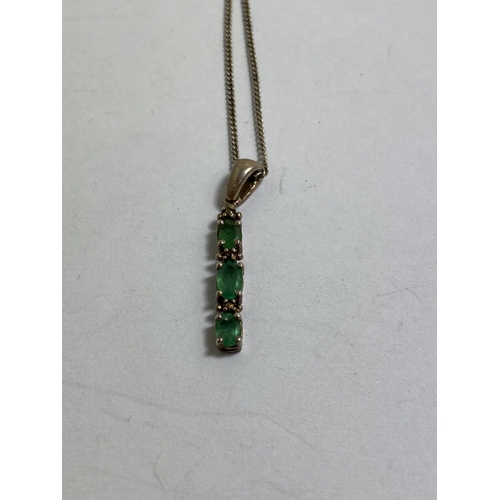 652 - A MARKED SILVER NECKLACE WITH AN EMERALD PENDANT WITH THREE STONES