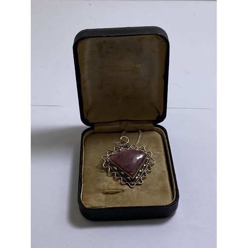 661 - A BOXED MARKED SILVER NECKLACE WITH AGATE PENDANT