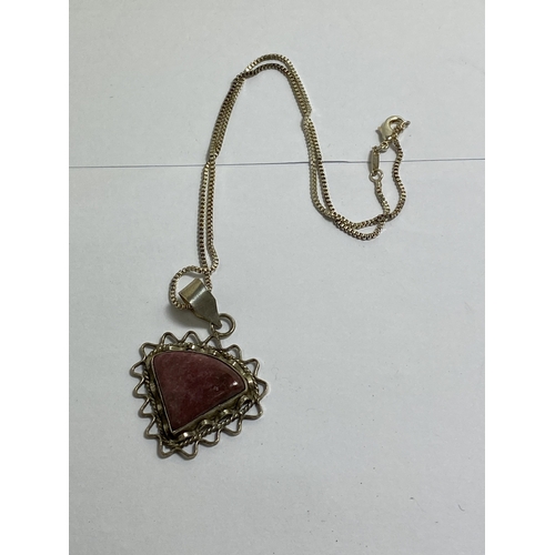 661 - A BOXED MARKED SILVER NECKLACE WITH AGATE PENDANT