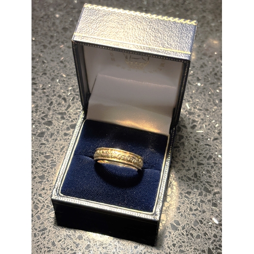 501 - A MARKED 14 CARAT GOLD ROYAL DOULTON WEDDING BAND SIZE O/P GROSS WEIGHT 7.33 GRAMS IN ORIGINAL PRESE... 