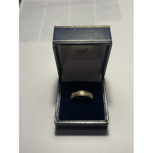 501 - A MARKED 14 CARAT GOLD ROYAL DOULTON WEDDING BAND SIZE O/P GROSS WEIGHT 7.33 GRAMS IN ORIGINAL PRESE... 