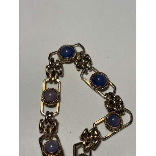 502 - A 9 CARAT GOLD BLUE CHALCEDONY STONE BRACELET AND PADLOCK 11.5 GRAMS WITH A PRESENTATION BOX