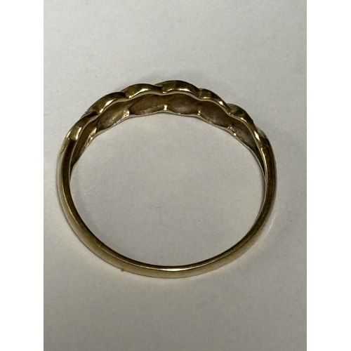 526 - A MARKED 9 CARAT GOLD RING WITH THREE LINES OF DIAMONDS ON A TWIST DESIGN SIZE R