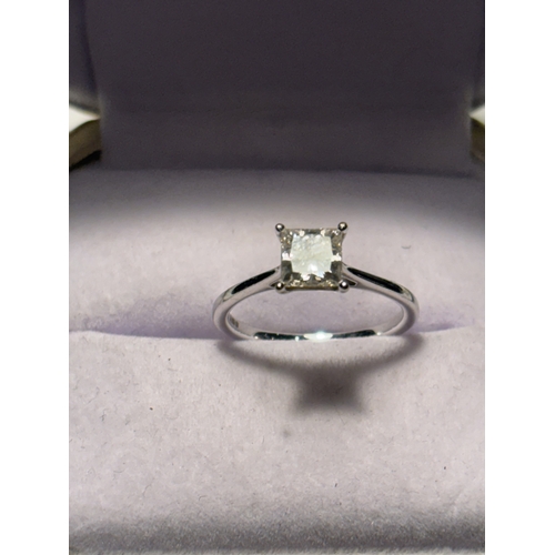 529 - A MARKED 9 CARAT WHITE GOLD RING WITH SQUARE STONE TESTING TO DIAMOND IN A PRESENTATION BOX