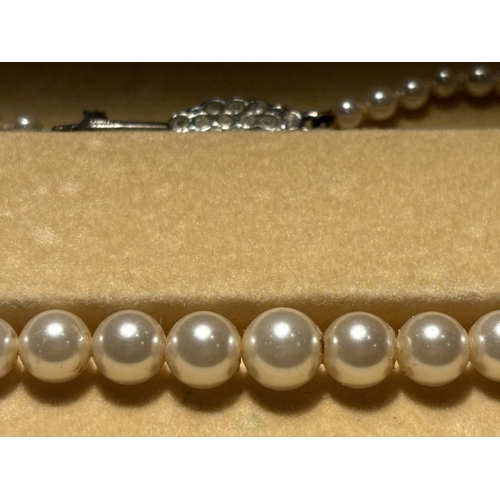 532 - A STRING OF LOTUS PEARLS IN A PRESENTATION BOX