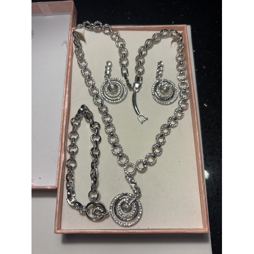 536 - A CLEAR STONE NECKLACE, BRACELET AND EARRING SET IN A PRESENTATION BOX